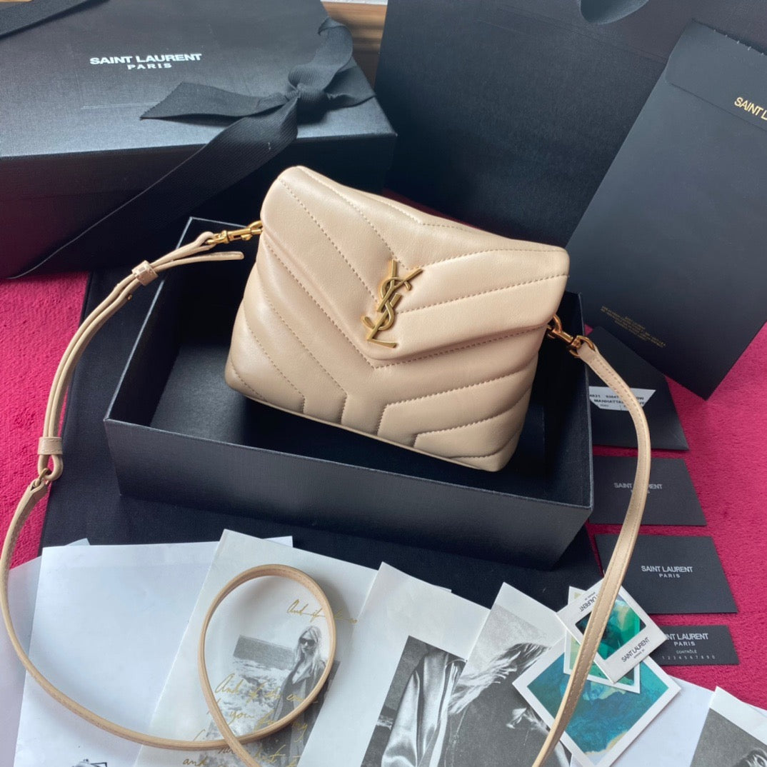 Taschen in Schwarz, Gold und Cremeweiß