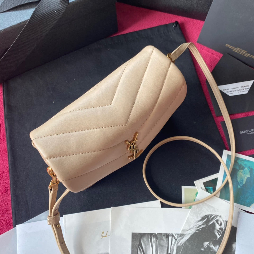 Taschen in Schwarz, Gold und Cremeweiß