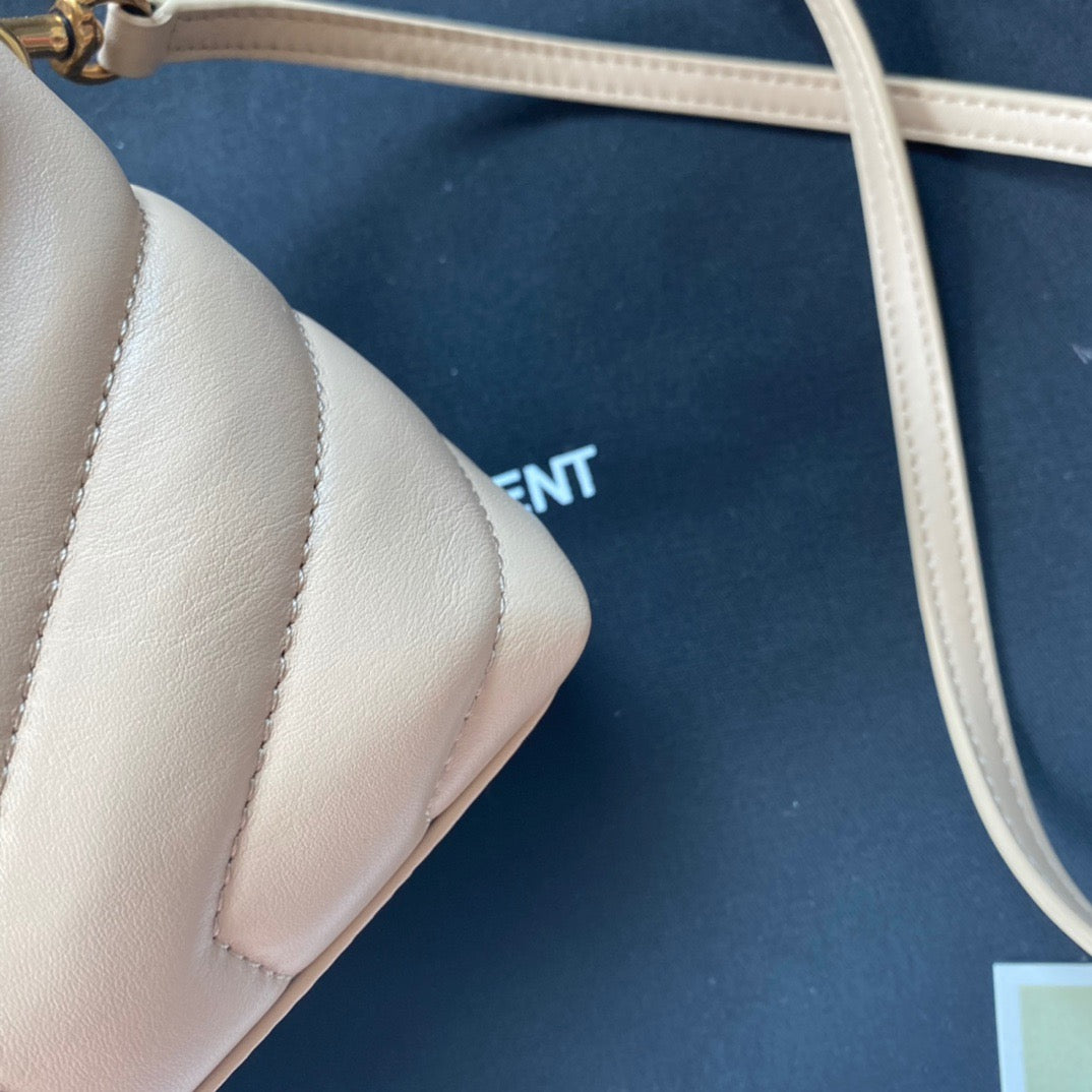 Taschen in Schwarz, Gold und Cremeweiß