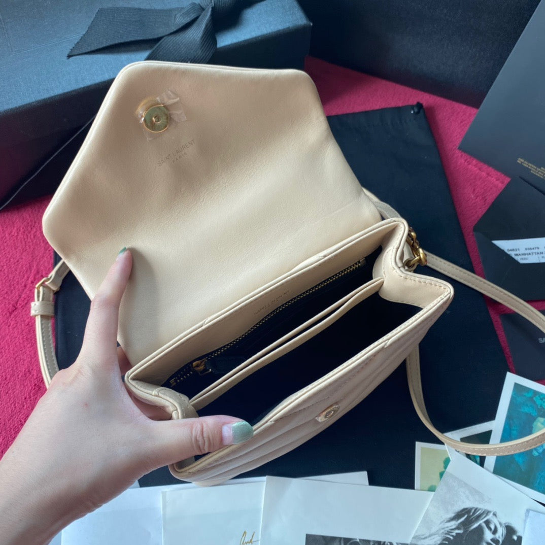 Taschen in Schwarz, Gold und Cremeweiß