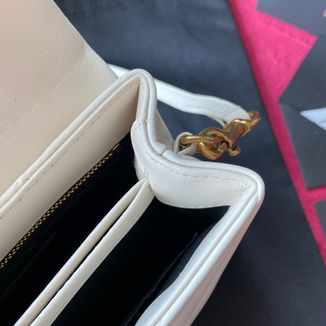 Taschen in Schwarz, Gold und Cremeweiß