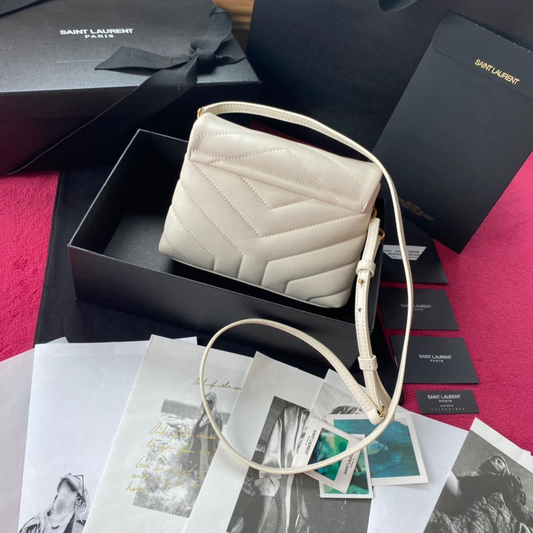 Taschen in Schwarz, Gold und Cremeweiß