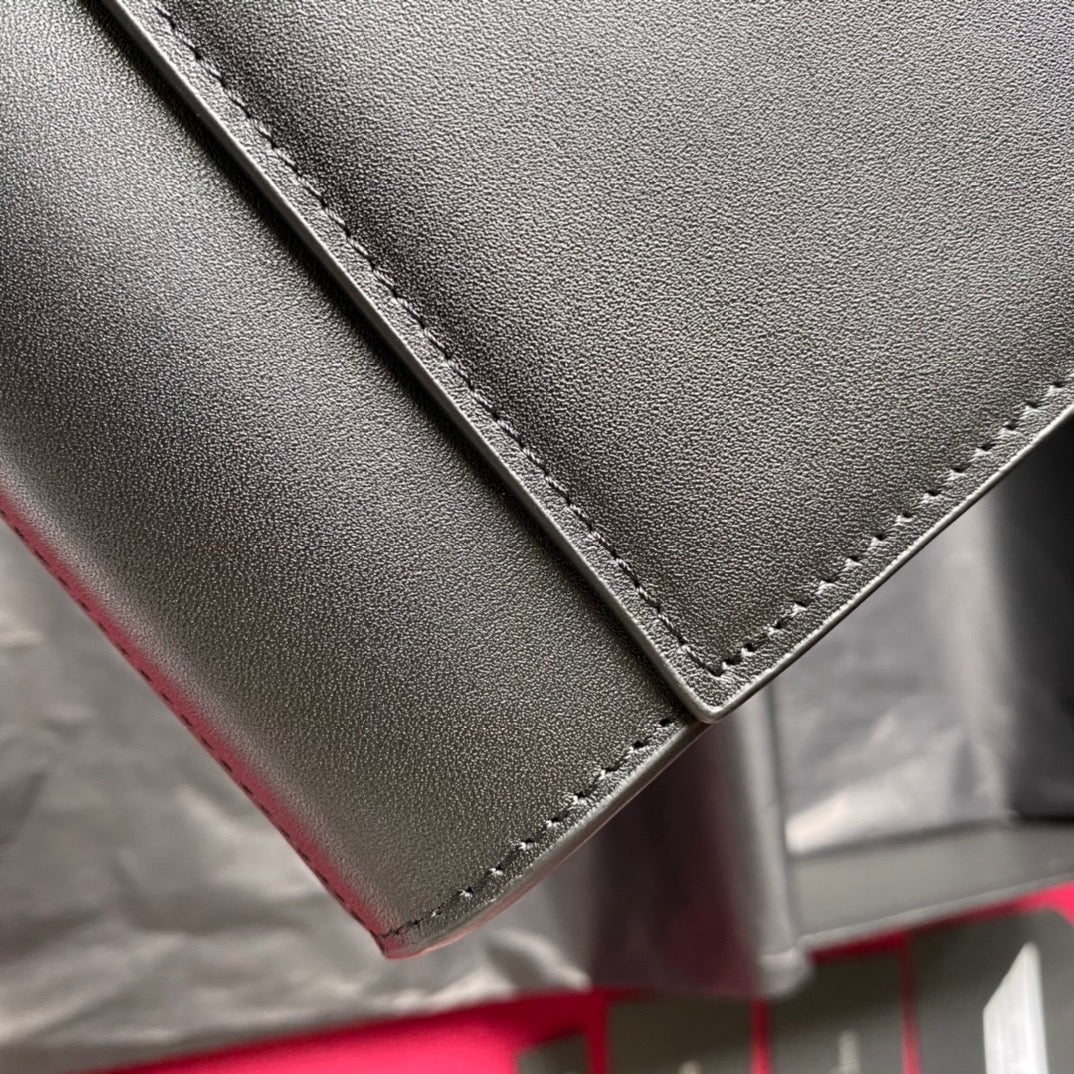 Hellschwarze Taschen