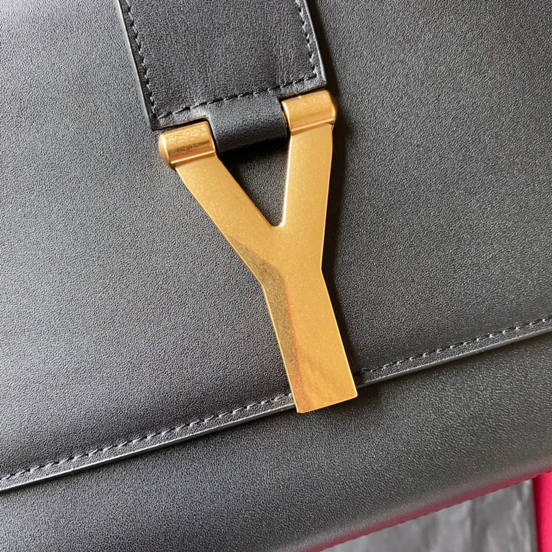 Hellschwarze Taschen