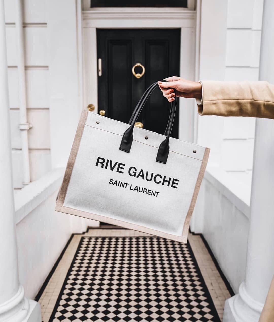 Off-White und schwarze Taschen