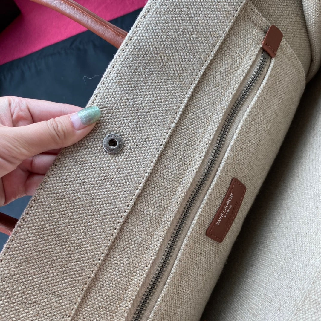 Off-White und schwarze Taschen