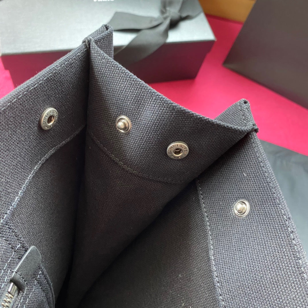 Off-White und schwarze Taschen