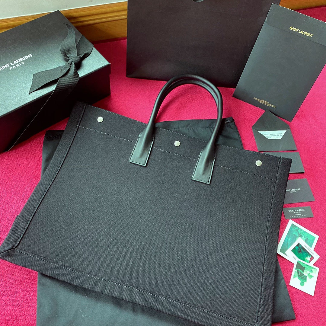 Off-White und schwarze Taschen