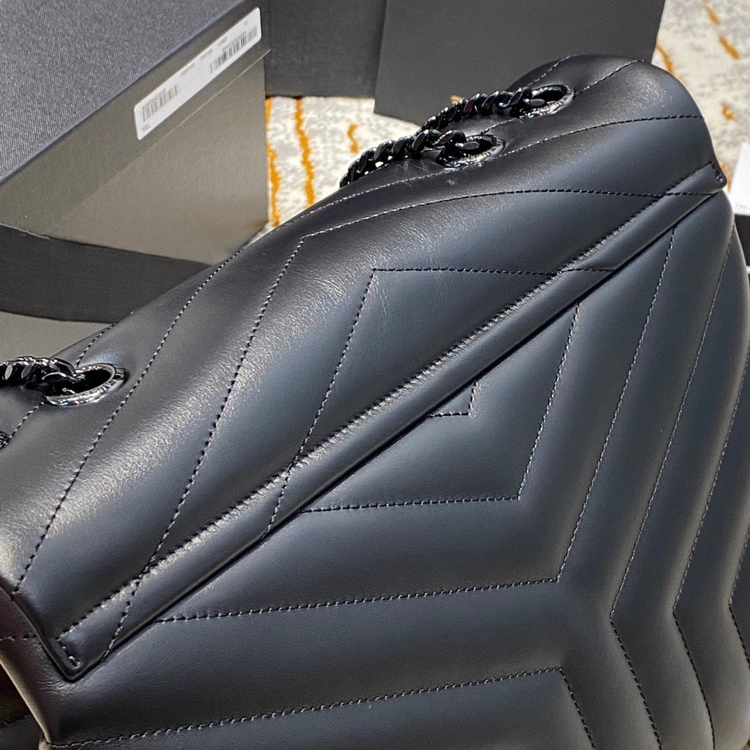 Schwarze und goldene Taschen