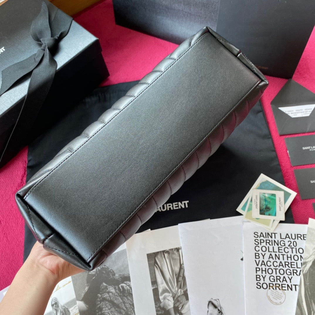 Schwarze und goldene Taschen
