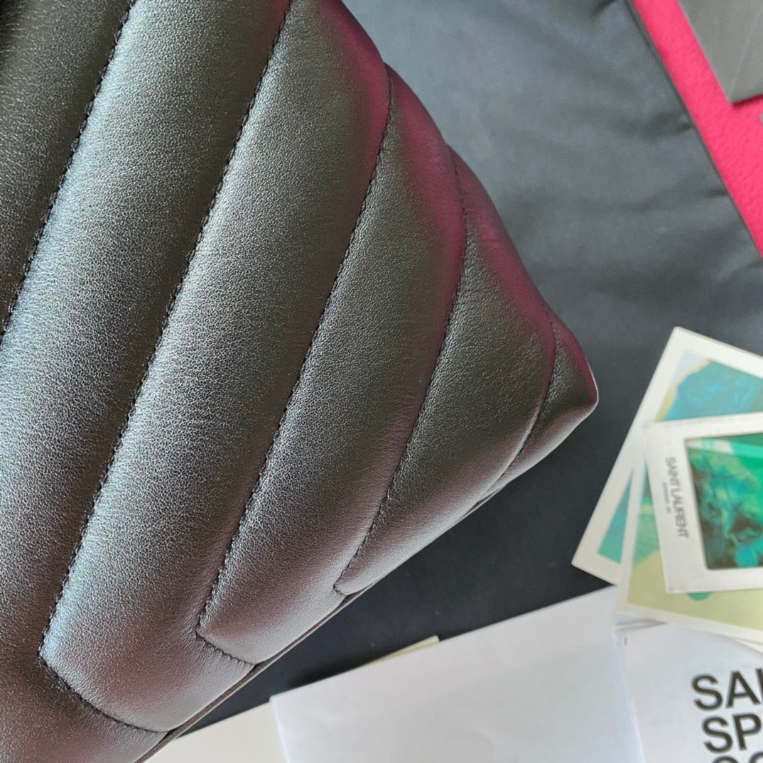 Schwarze und goldene Taschen
