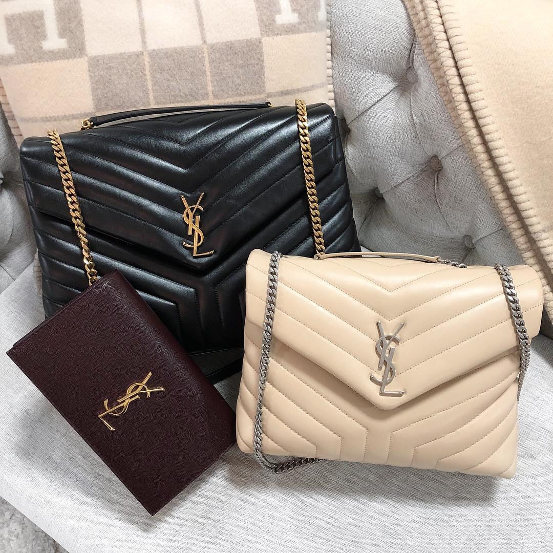 Schwarze und goldene Taschen