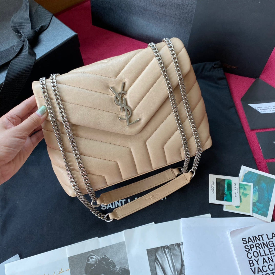 Schwarze und goldene Taschen