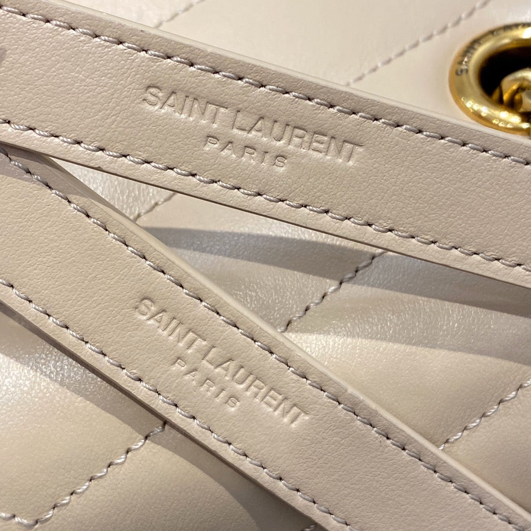 Schwarze und goldene Taschen