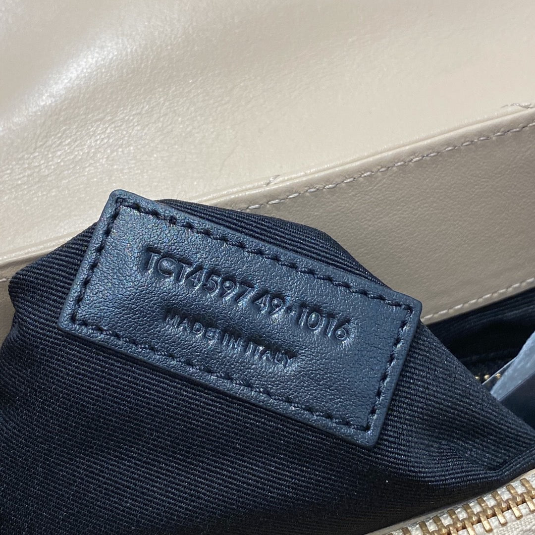 Schwarze und goldene Taschen