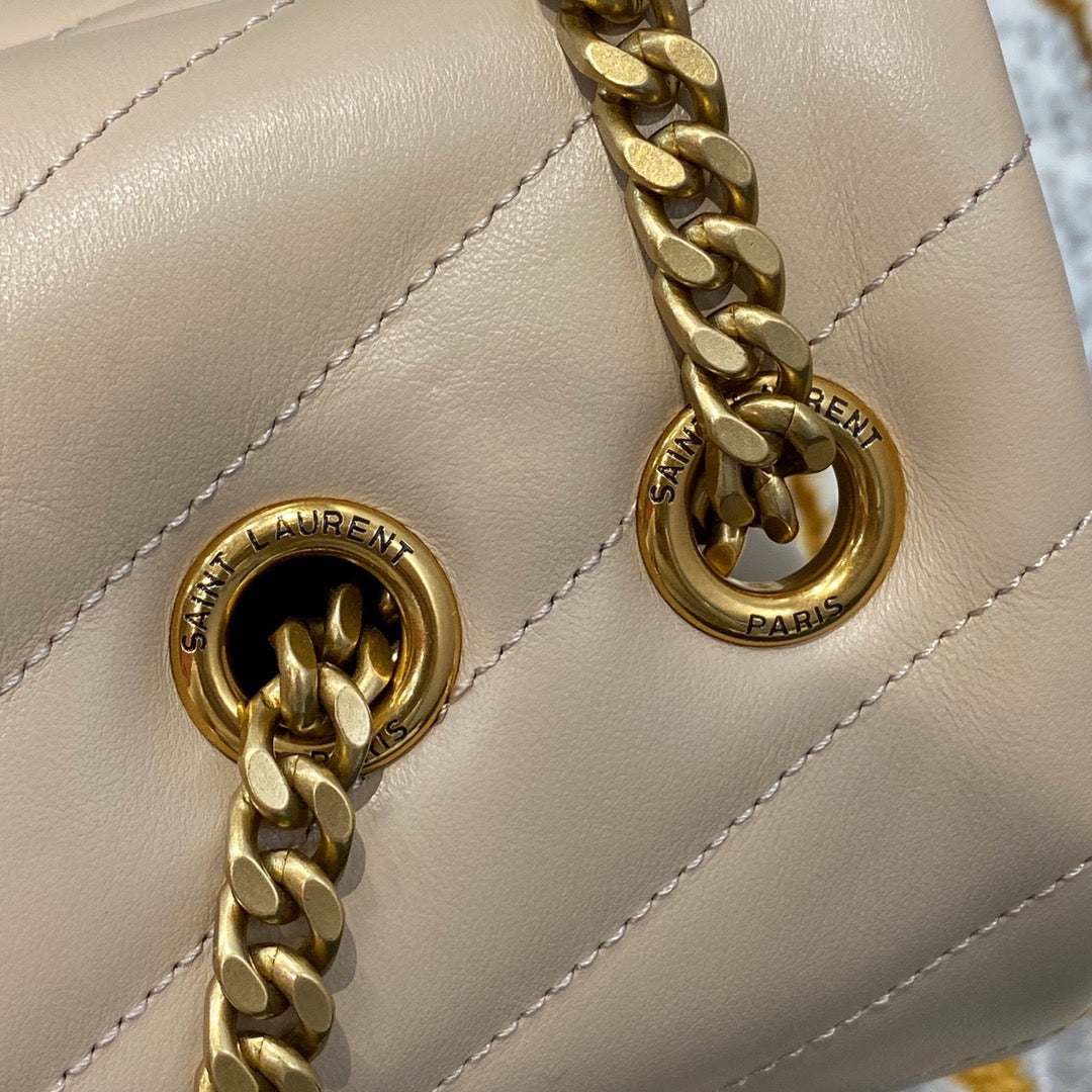 Schwarze und goldene Taschen