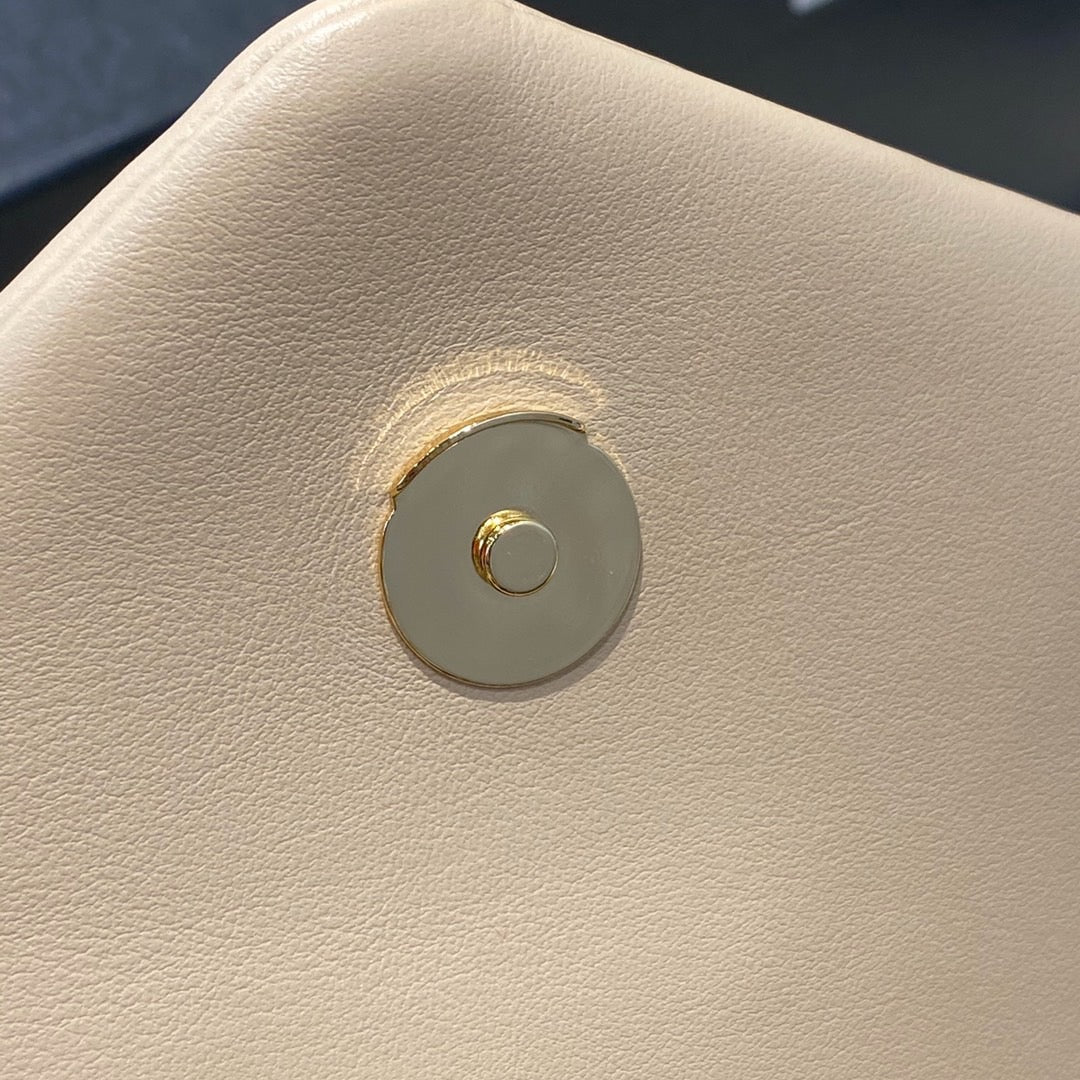 Schwarze und goldene Taschen