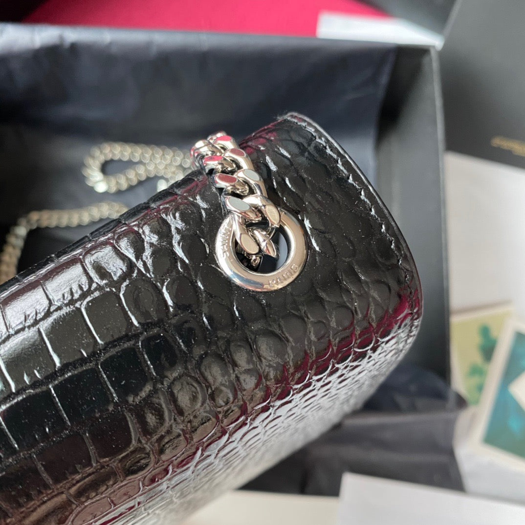 Rote, schwarze und cremefarbene Taschen