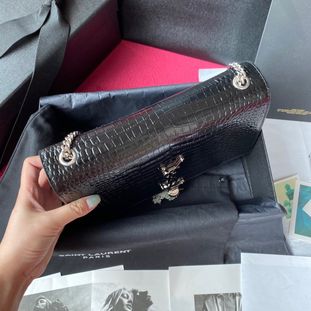 Rote, schwarze und cremefarbene Taschen