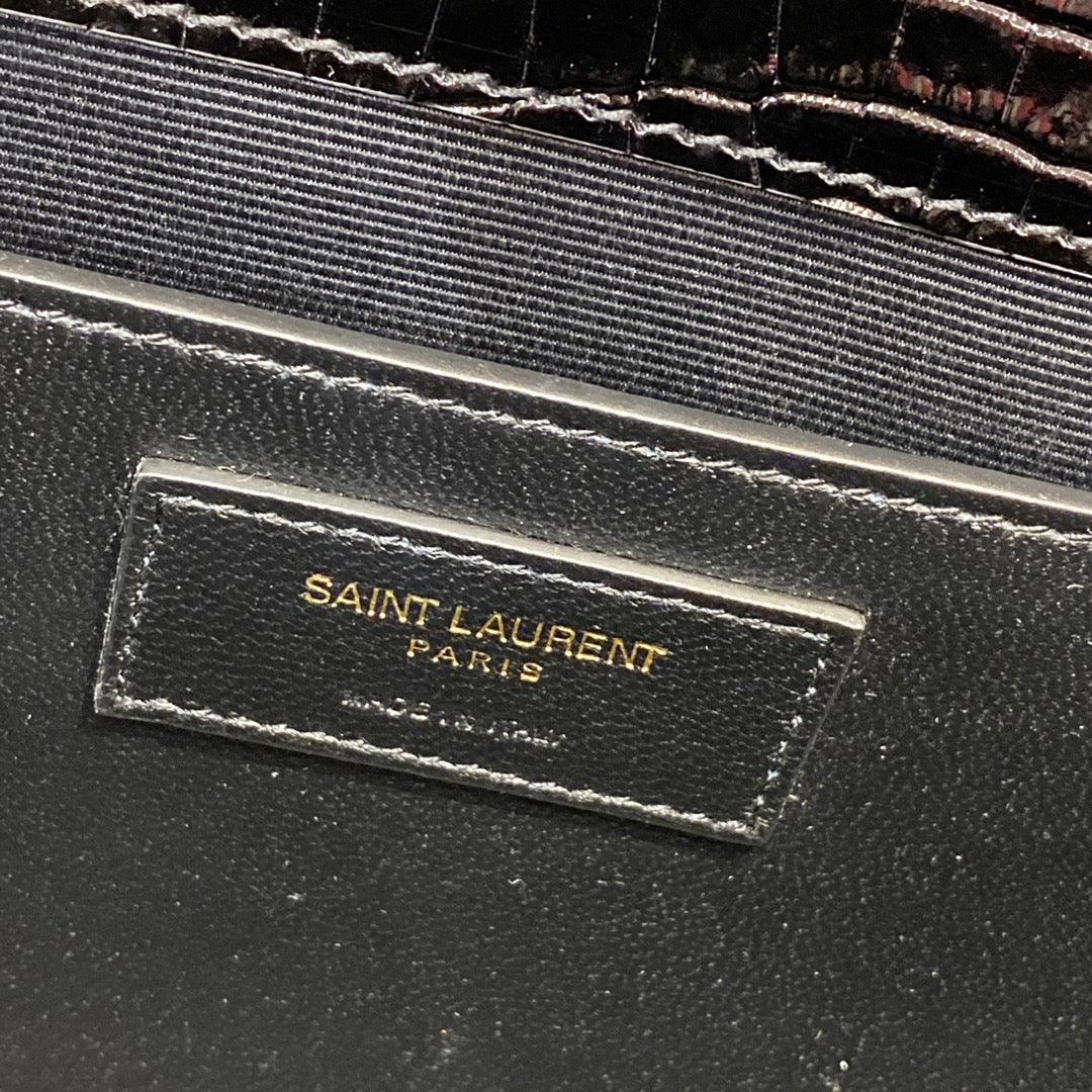 Rote, schwarze und cremefarbene Taschen