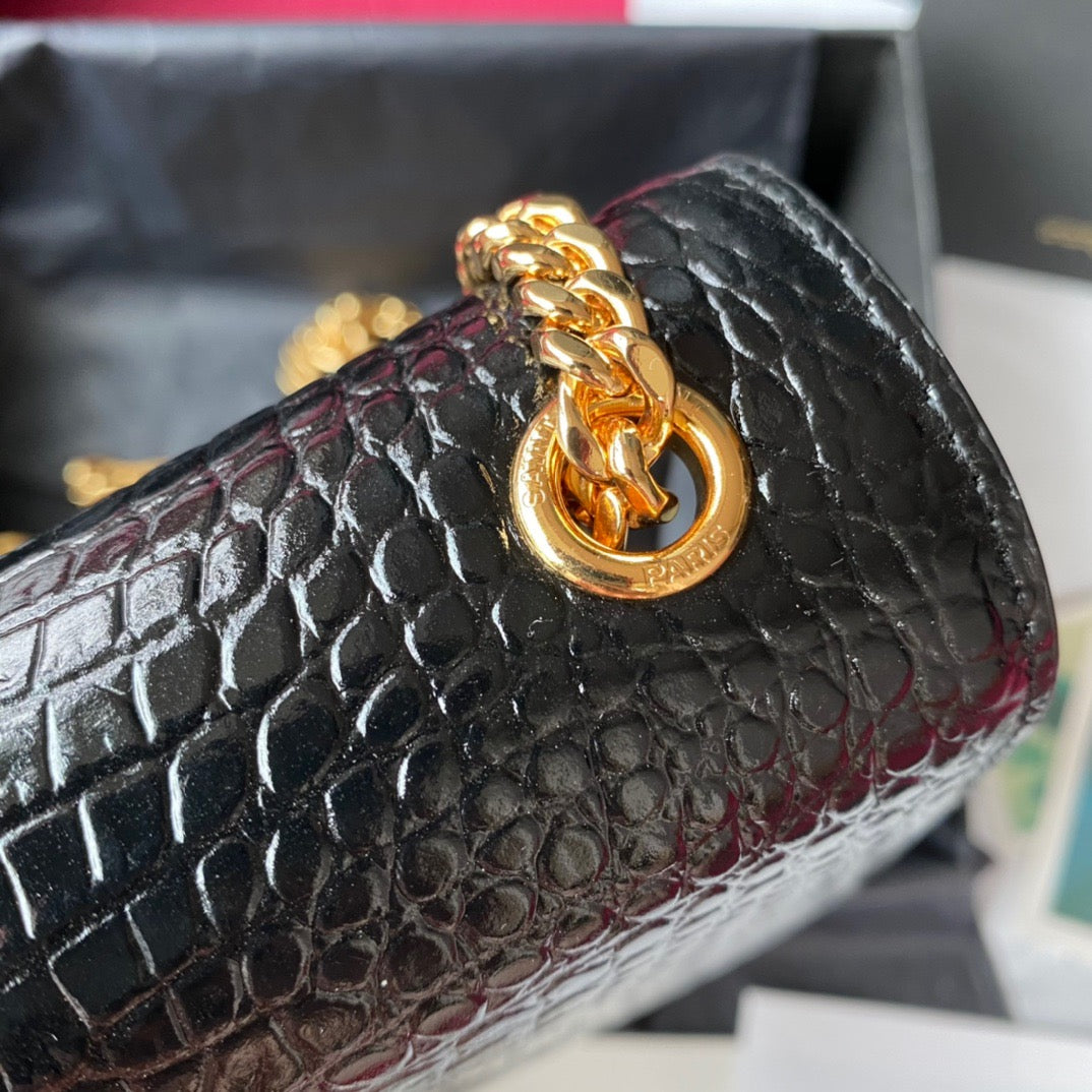 Rote, schwarze und cremefarbene Taschen