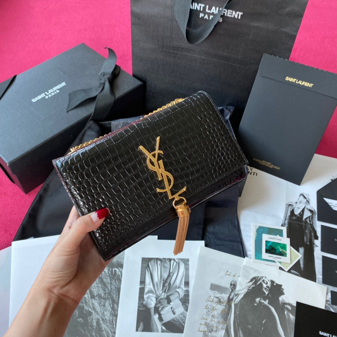 Schwarze und cremefarbene Taschen