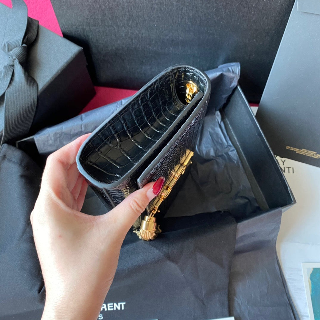 Schwarze und cremefarbene Taschen