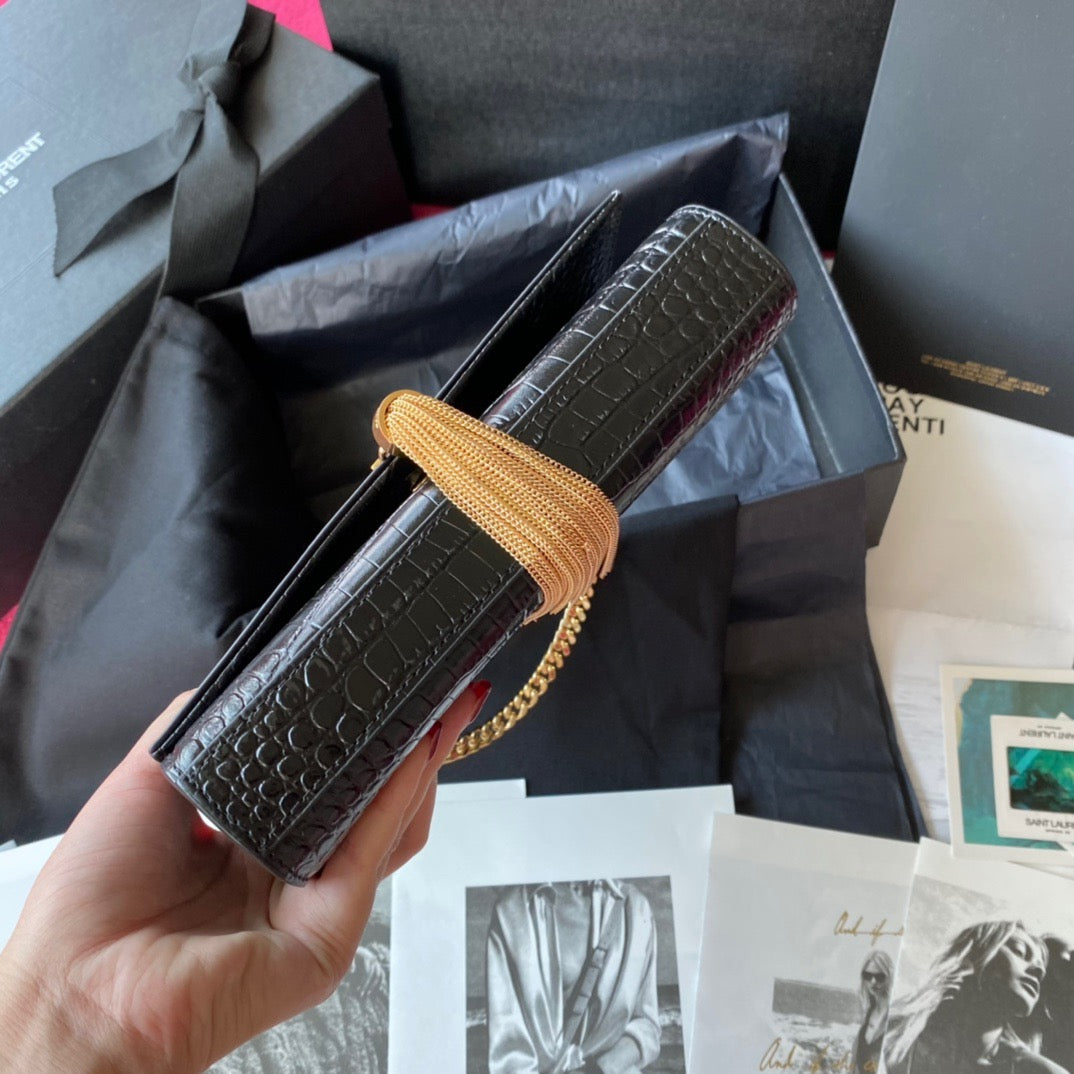 Schwarze und cremefarbene Taschen