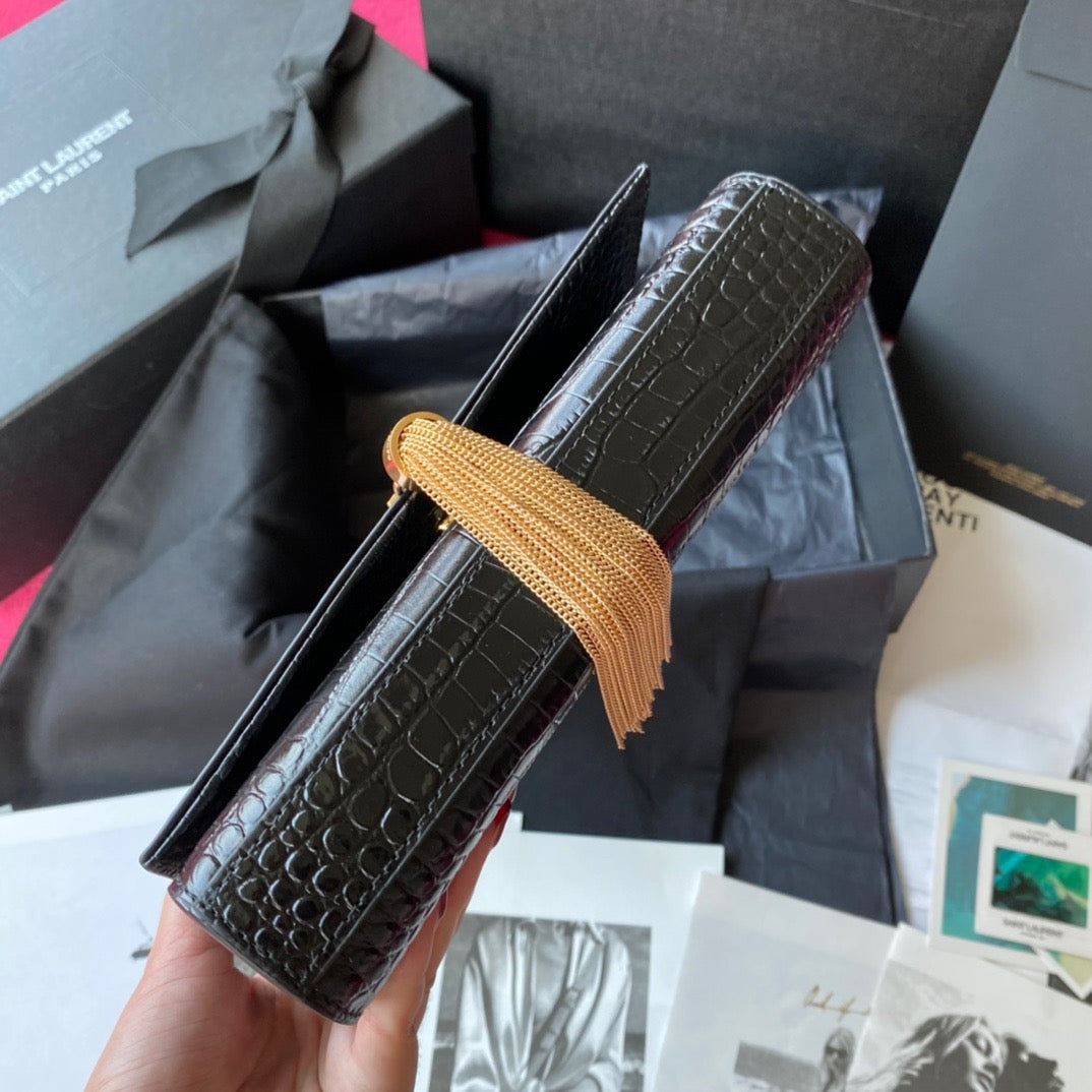Schwarze und cremefarbene Taschen