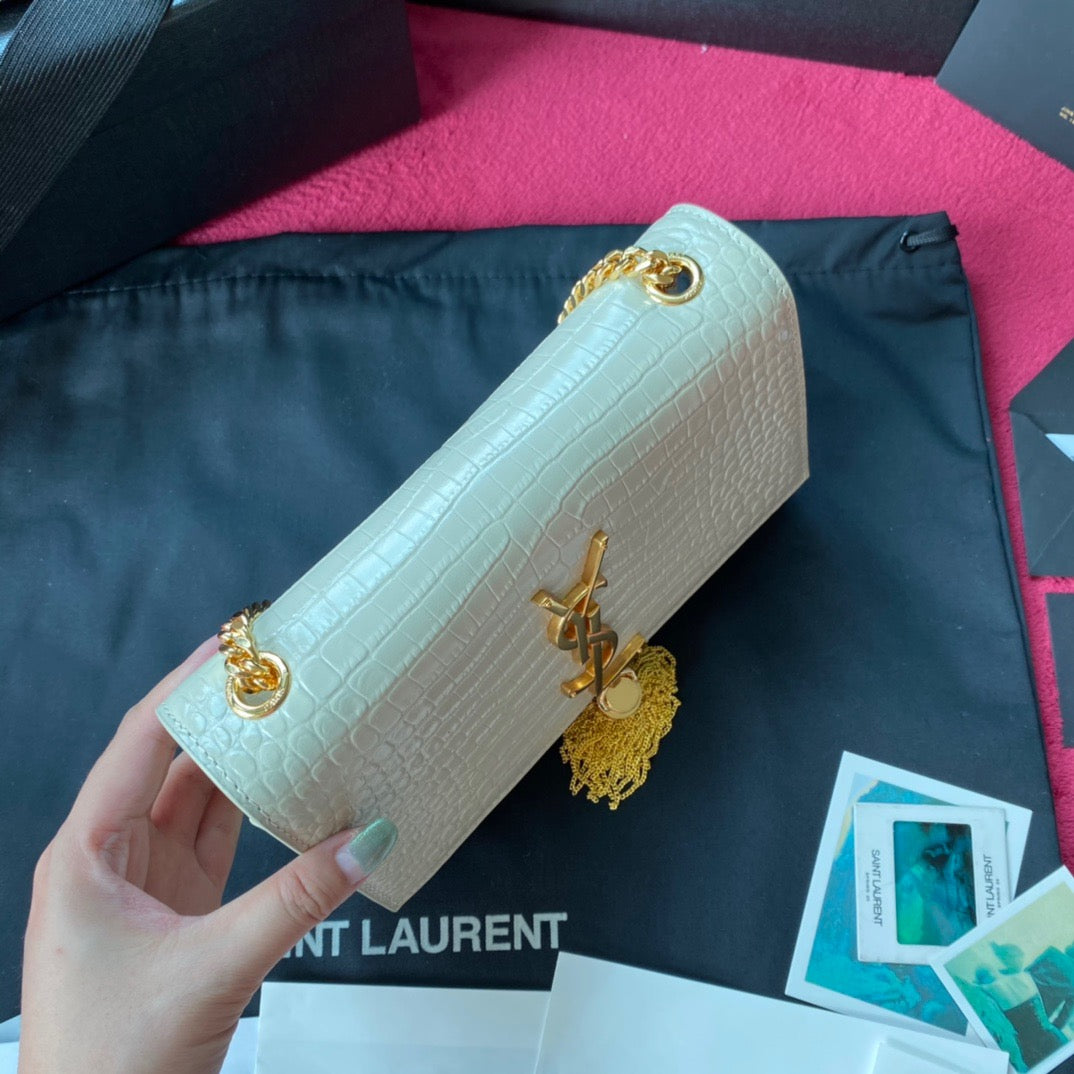 Schwarze und cremefarbene Taschen