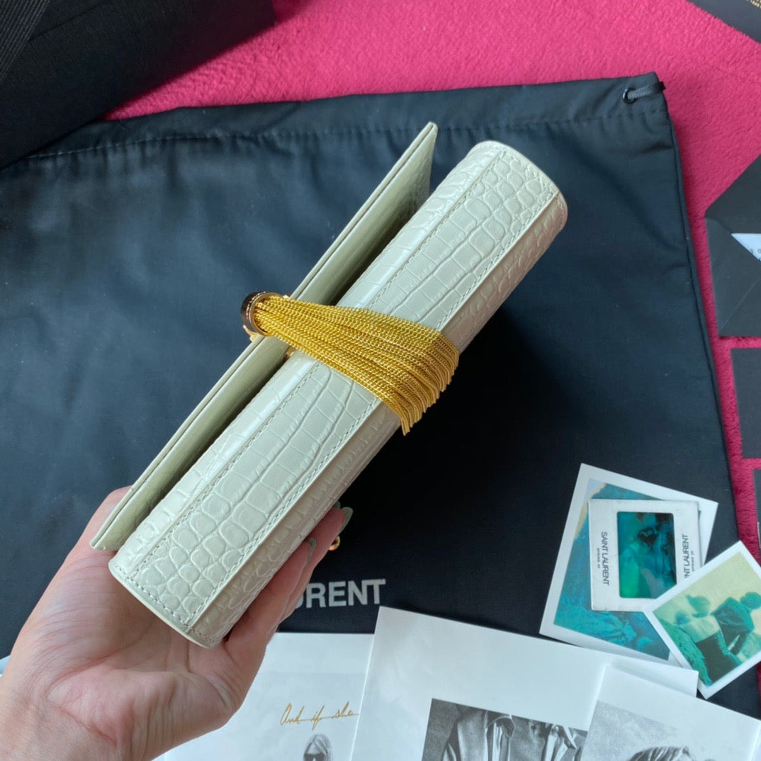 Schwarze und cremefarbene Taschen
