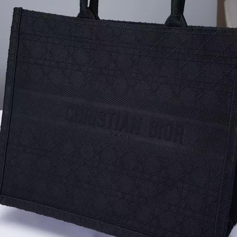 Schwarze, graue und pfirsichfarbene Taschen