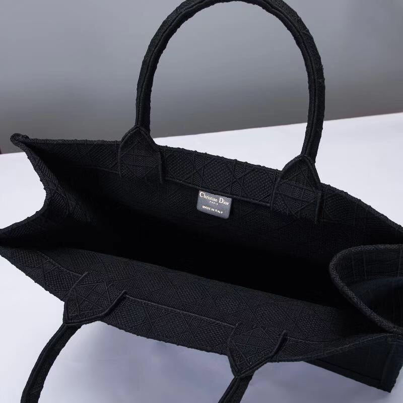 Schwarze, graue und pfirsichfarbene Taschen