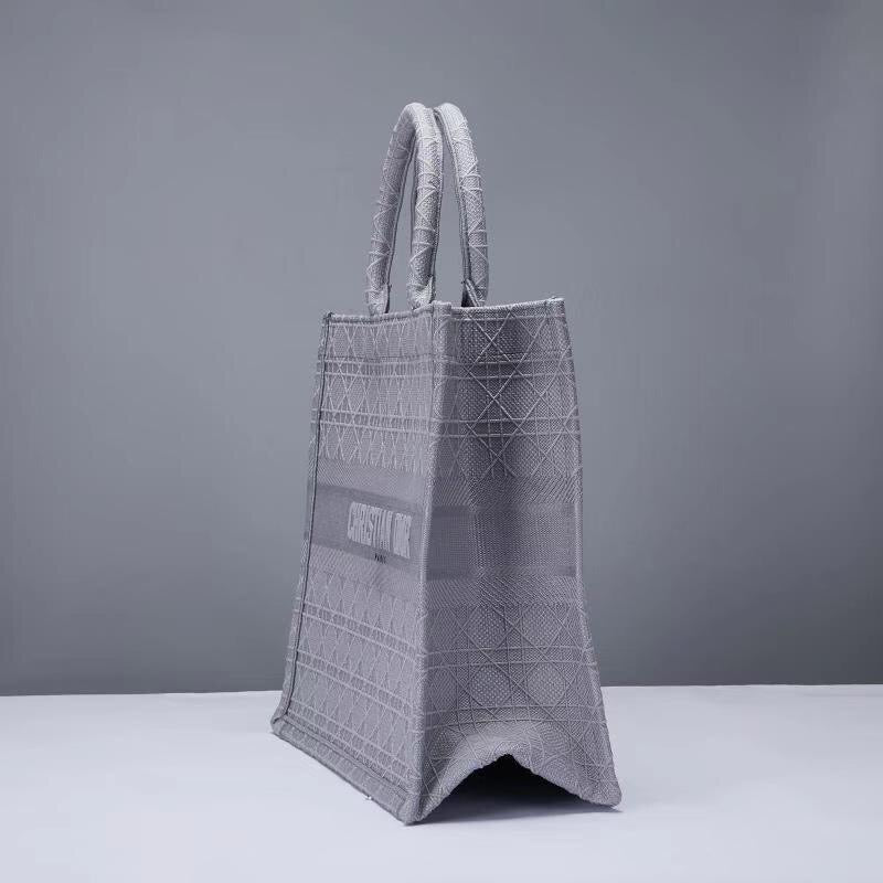 Schwarze, graue und pfirsichfarbene Taschen