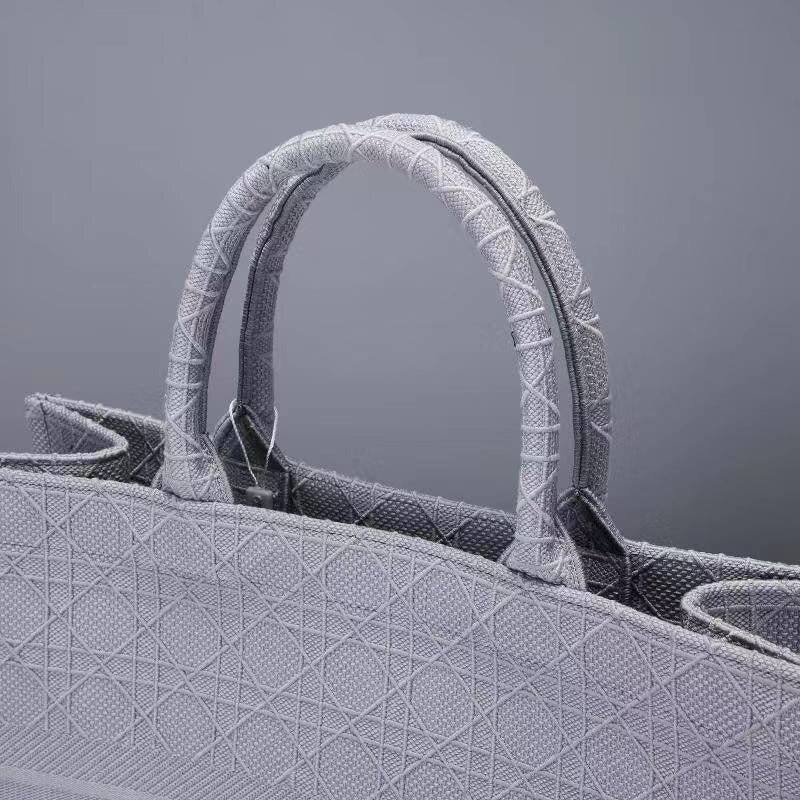 Schwarze, graue und pfirsichfarbene Taschen