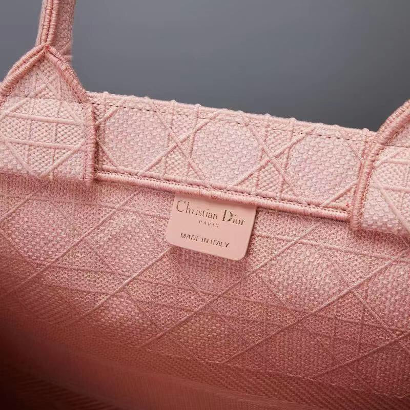 Schwarze, graue und pfirsichfarbene Taschen