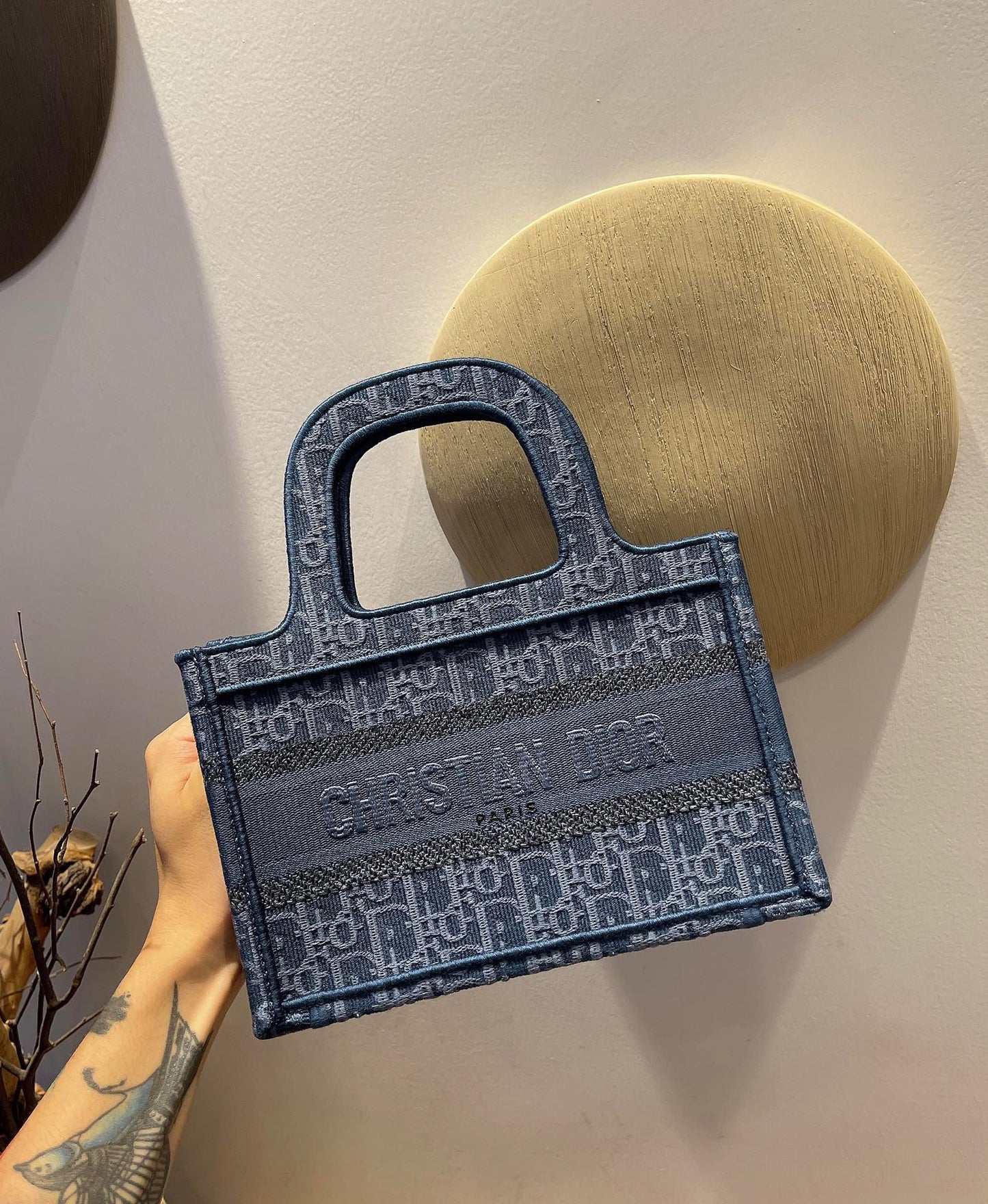 حقائب متعددة الألوان