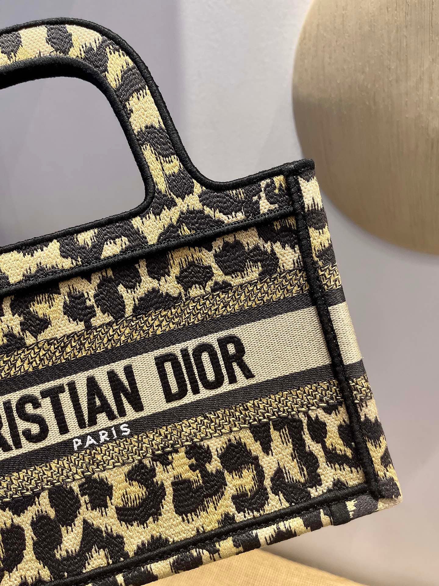 حقائب متعددة الألوان