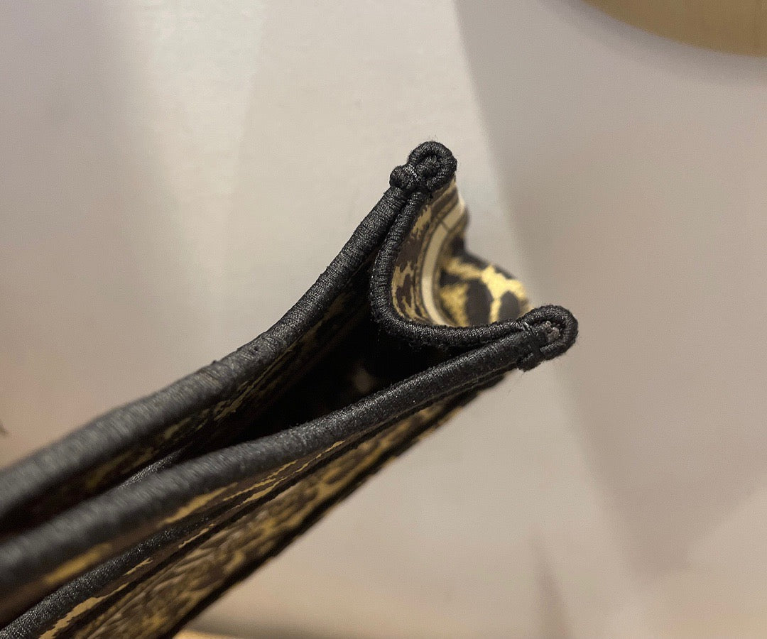 حقائب متعددة الألوان