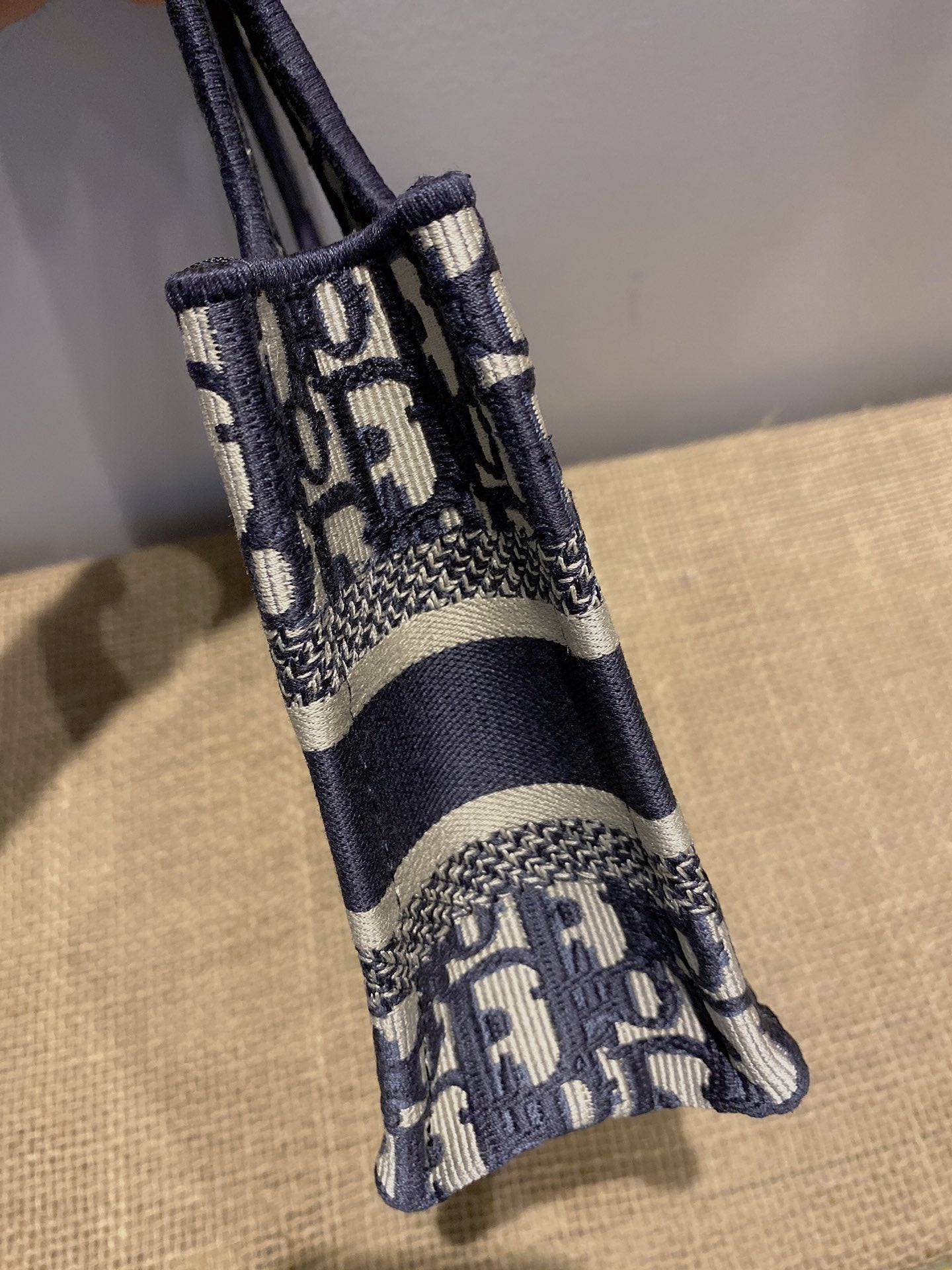 حقائب متعددة الألوان