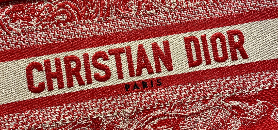 حقائب متعددة الألوان