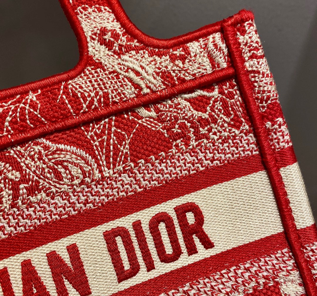 حقائب متعددة الألوان