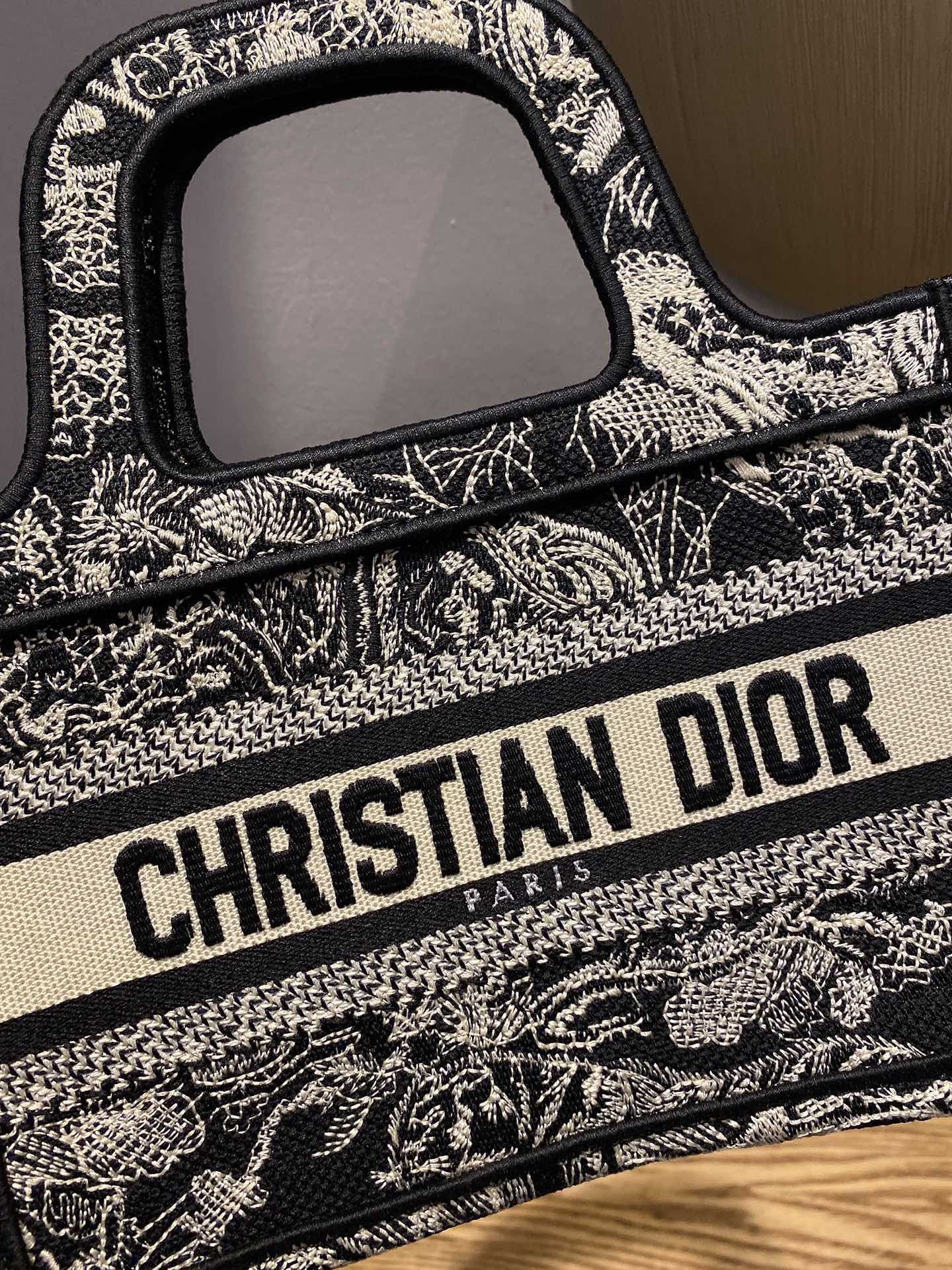 حقائب متعددة الألوان