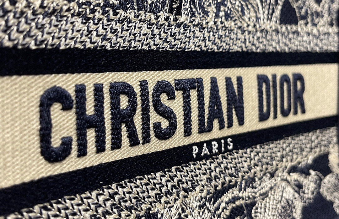 حقائب متعددة الألوان