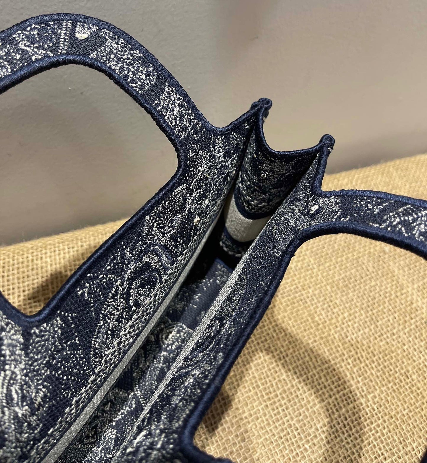 حقائب متعددة الألوان