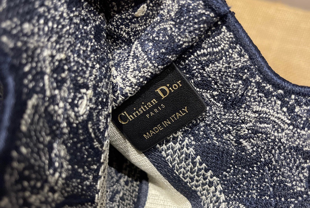 حقائب متعددة الألوان