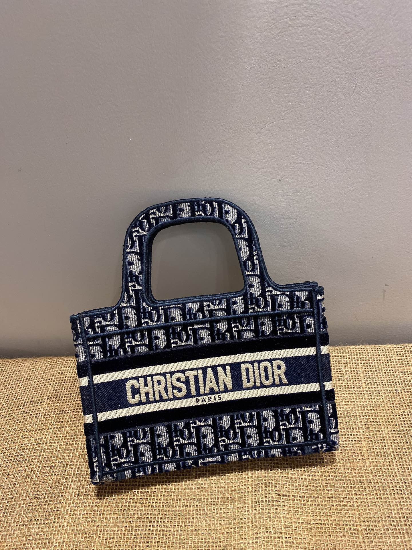 حقائب متعددة الألوان