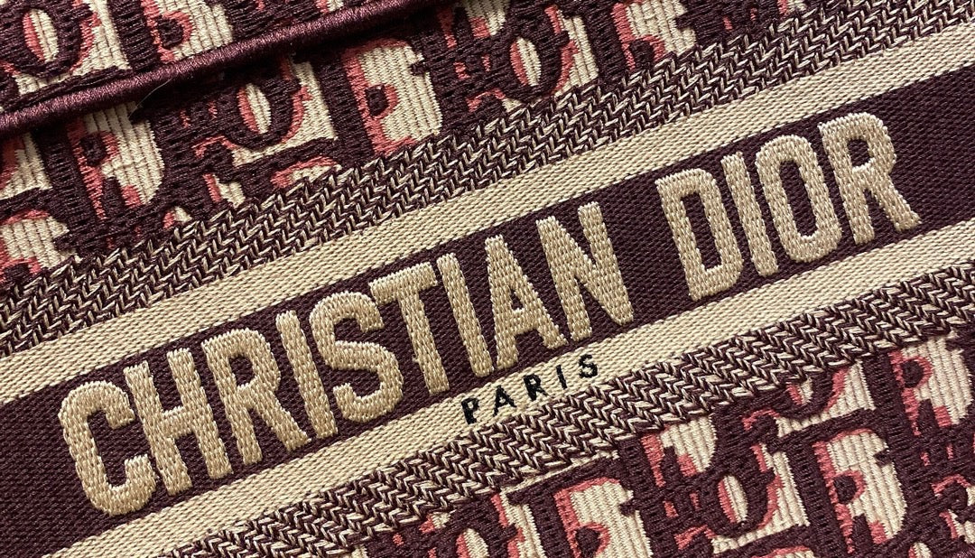 حقائب متعددة الألوان