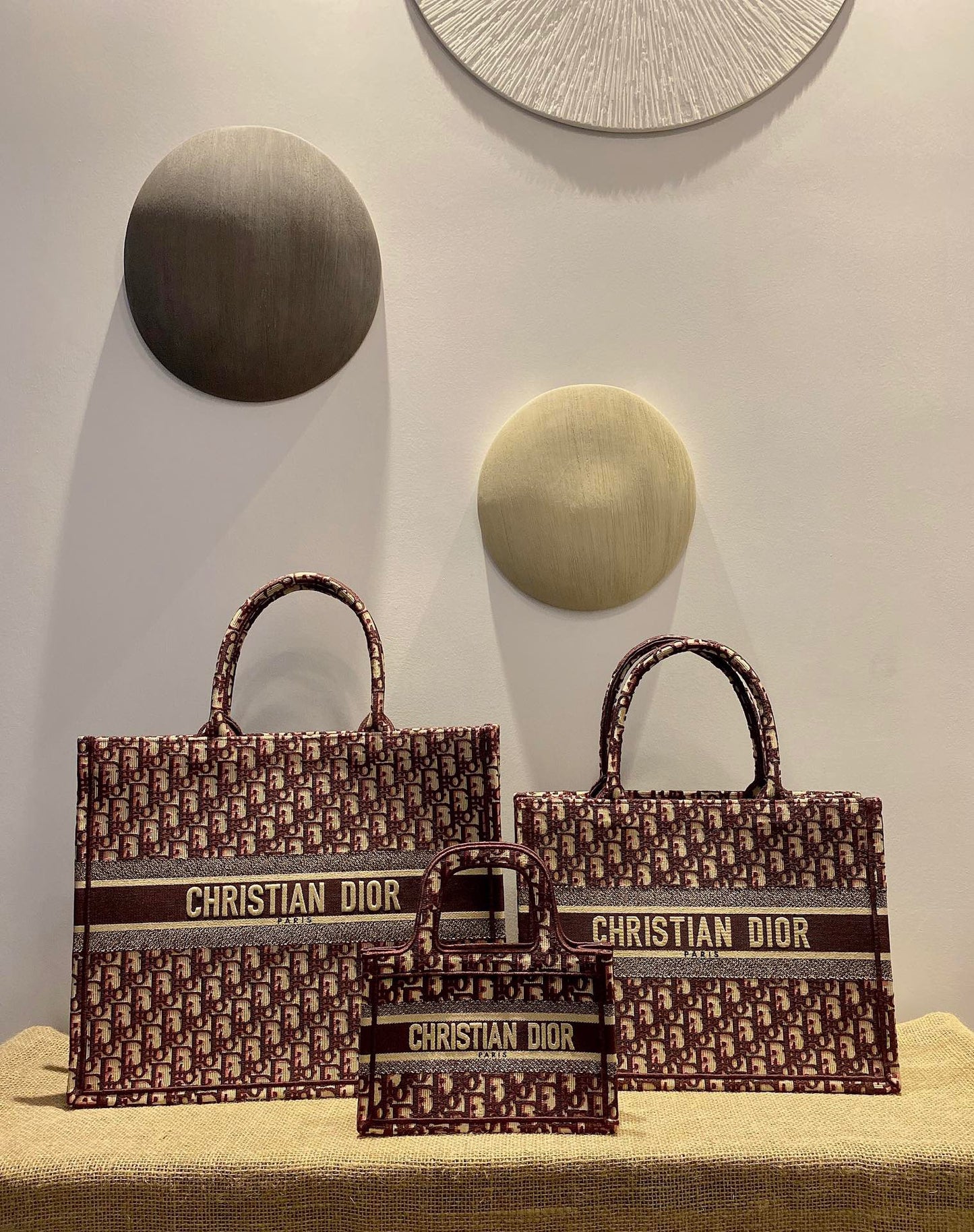 حقائب متعددة الألوان