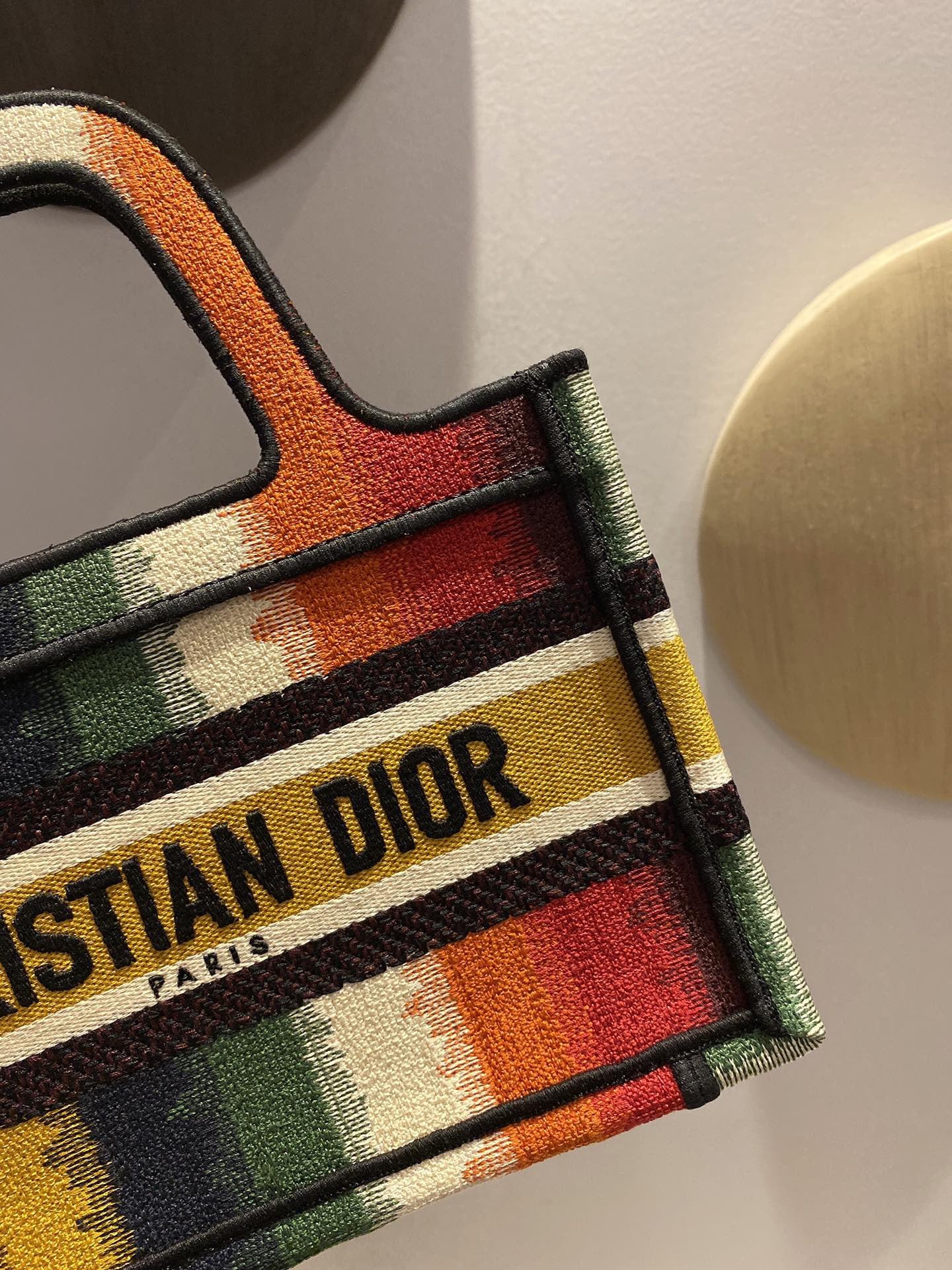 حقائب متعددة الألوان